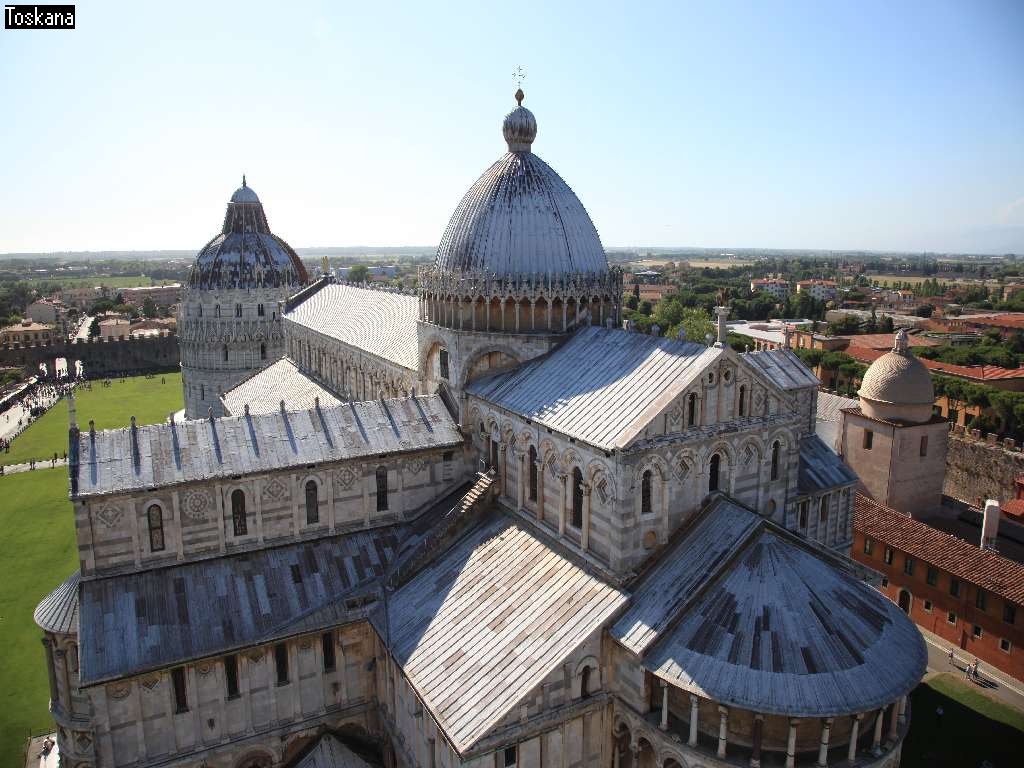 Blick auf das Gebäudeensemble der Kathedrale von Pisa