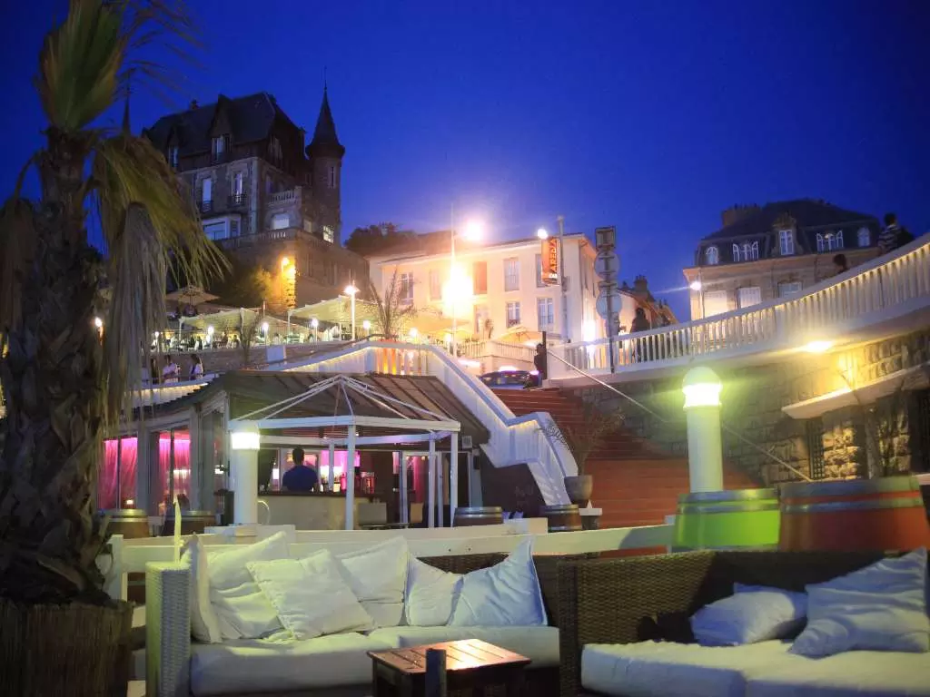 Abends in Biarritz in die Bar - wie ungewohnt nach 2 Wochen Pyrenäen mit dem Camper