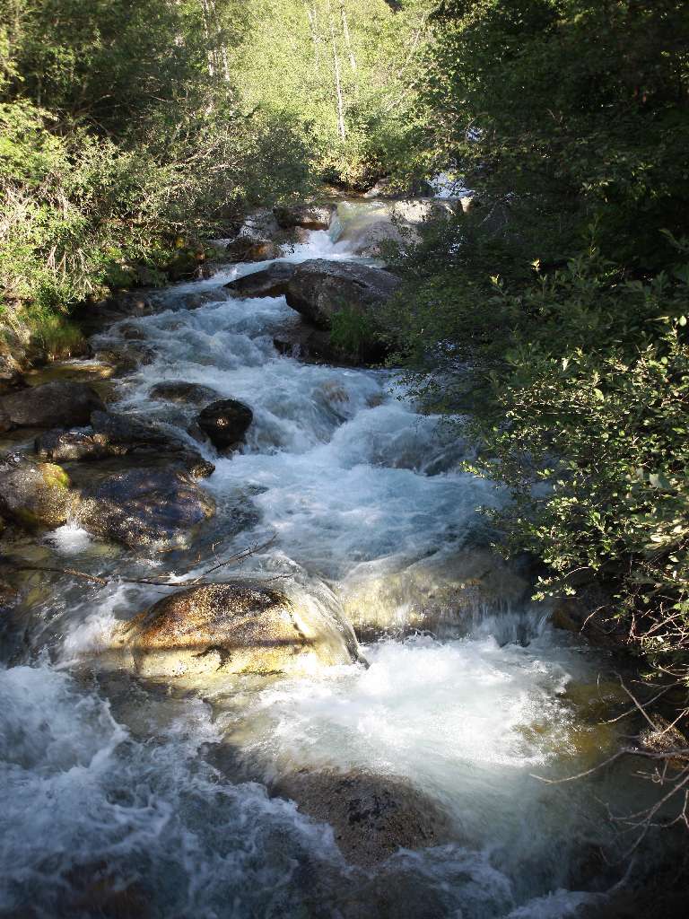 Wasserfälle und Flüsse kreuzen den Wanderweg